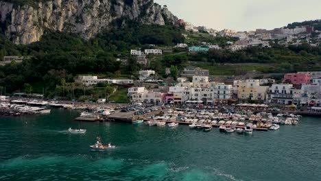 Boats-sailing-away-from-Capri,-Italy