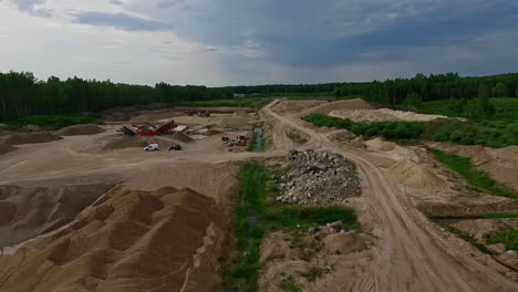 Luftaufnahme-Des-Industriellen-Sandsteinbruchs-Während-Des-Sonnigen-Tages-In-Lettland