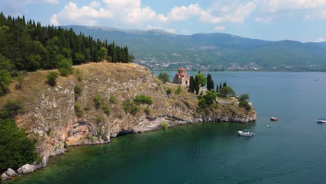Vista-Aérea-De-Drones-De-La-Iglesia-De-San-Juan-El-Teólogo-En-El-Lago-Ohrid-Macedonia-Del-Norte