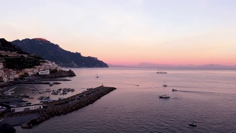 Hermosa-Puesta-De-Sol-En-La-Costa-De-Amalfi