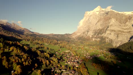 Luftaufnahmen-Von-Drohnen-Dringen-über-Das-Dorf-Grindelwald-In-Den-Schweizer-Alpen-Ein
