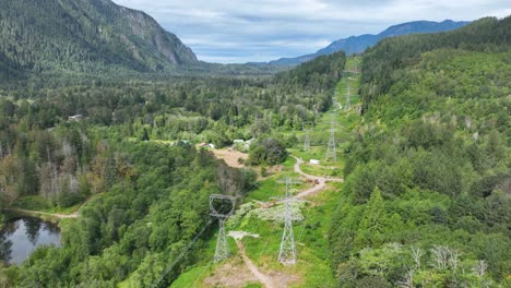 Luftaufnahme-Von-Elektrischen-Kabeln,-Die-Durch-Die-Bewaldeten-Kaskadenberge-Führen