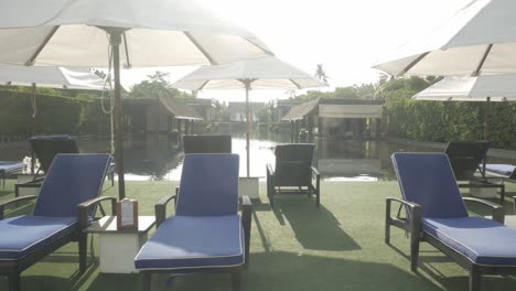 Blick-Auf-Die-Luxuriösen-Strandliegen-Mit-Sonnenschirm-In-Der-Nähe-Des-Pools-Im-Resort-In-Thailand-Mit-Sonnigem-Sommerwetter-Und-Blauem-Himmel