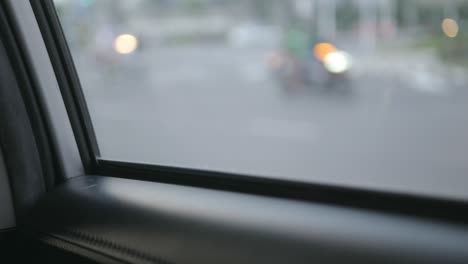 Blick-Auf-Das-Fenster-Im-Auto-Während-Der-Fahrt