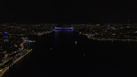 Istanbul-Türkei-Luftbild-V26-Panoramablick-Drohnenüberführung-In-Großer-Höhe-über-Den-Bosporus,-Der-Nachts-Das-Beleuchtete-Stadtbild-Der-Innenstadt-Auf-Europäischer-Und-Asiatischer-Seite-Einfängt---Aufgenommen-Mit-Mavic-3-Cine---Juli-2022