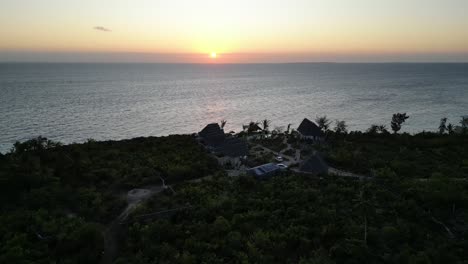 Kisini-Beach-Bungalow-Resort-Mit-Ozean-Sonnenuntergang-Im-Osten-Der-Insel-Sansibar-Tansania-Afrika,-Luftaufnahme