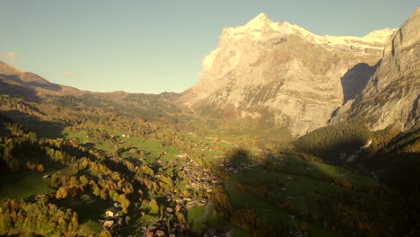 Luftdrohnenaufnahmen-Dolly-Von-Rechts-Nach-Links-Im-Dorf-Grindelwald-In-Den-Schweizer-Alpen
