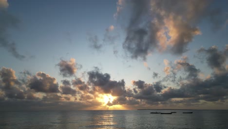 Nubes-Rodantes-Y-Lapso-De-Tiempo-Al-Atardecer-En-La-Playa-De-Uroa-En-Zanzíbar-Tanzania-áfrica,-Tiro-Cronometrado-Estático