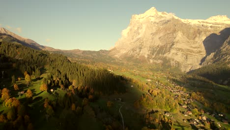 Imágenes-Aéreas-De-Drones-Empujando-En-El-Pueblo-De-Grindelwald-Con-Hermosas-Vistas-De-La-Puesta-De-Sol-Del-Monte-Wetterhorn