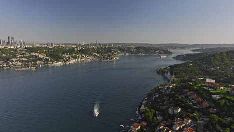 Istanbul-Türkei-Antenne-V59-Drohne-überführung-çengelköy-Nachbarschaft,-Die-Die-Wunderschöne-Natürliche-Meerenge-Des-Bosporus-Einfängt,-Die-Die-Stadt-In-Eine-Europäische-Und-Eine-Asiatische-Seite-Teilt---Aufgenommen-Mit-Mavic-3-Cine---Juli-2022