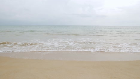 Natürliches-Meereswellenwasser-Mit-Schaum-Auf-Dem-Weißen-Strand-Der-Sandigen-Schönheit,-Sommerstrandmeerblick