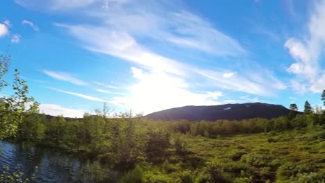 360-Grad-Ansicht-Neben-Dem-Fluss,-Umgeben-Von-Grüner-Wiesenlandschaft-In-Schweden