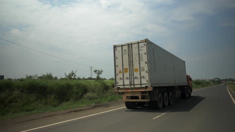 Sichtaufnahme-Eines-Container-Trucks,-Der-Auf-Der-Indischen-Autobahn-Fährt