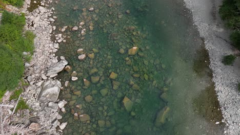 Luftbild-Von-Oben-Nach-Unten-Auf-Den-Skykomish-Fluss-Mit-Trockenen-Flussufern