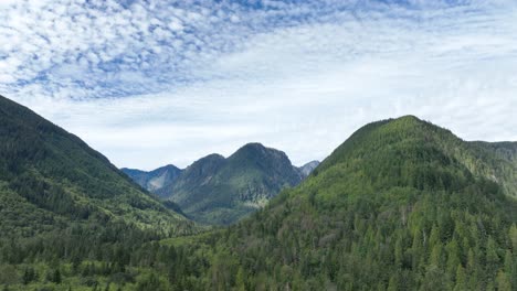 Drone-shot-of-Cascade-Mountain-peaks-during-the-dry-summer-months