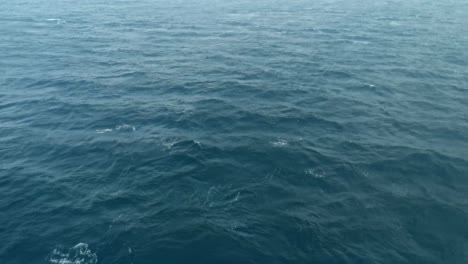 Vista-Desde-Un-Barco-Que-Navega-Sobre-El-Océano-Azul-Profundo