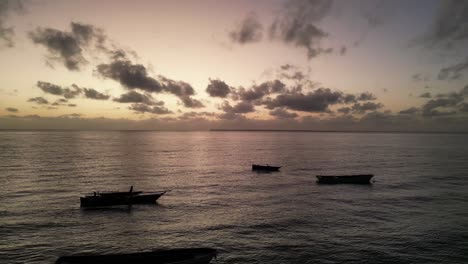 Fischerboote,-Die-Während-Des-Sonnenuntergangs-An-Der-Strandküste-Von-Uroa-Auf-Der-Insel-Sansibar-Verankert-Sind,-Tansania-Afrika-Während-Des-Sonnenuntergangs,-Luftdolly,-Rechter-Schuss