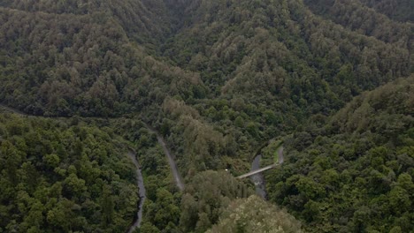Drohne-Kreist-Hoch-über-Einer-Flussbrücke-Im-Neuseeländischen-Dschungel
