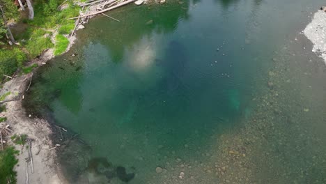 Overhead-Drohne-Ansicht-Eines-Ruhigen-Abschnitts-Im-Skykomish-Fluss