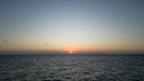 Sonnenuntergang-Indischer-Ozean-Horizont-Am-Strand-Von-Kusini-Im-Osten-Der-Insel-Sansibar,-Tansania-Afrika,-Gesperrter-Schuss