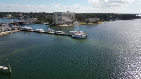 Docks-Und-Zugbrücke-In-Der-Nähe-Von-Massalina-Bayou-In-Der-Innenstadt-Von-Panama-City,-Florida