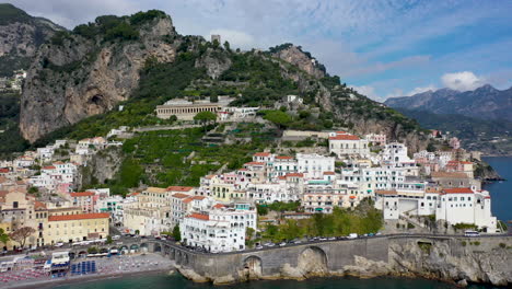 Houses-in-the-mountains-of-Amalfi,-Italy
