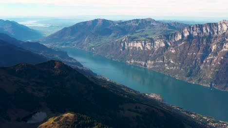 Impresionante-Toma-Aérea-Del-Cristalino-Lago-Walensee,-Suiza