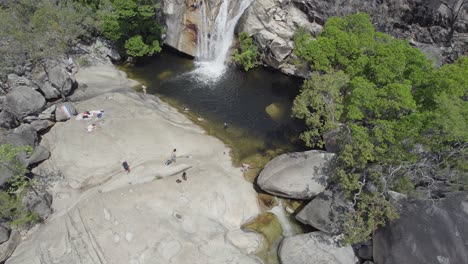 Turistas-Nadando-En-La-Cuenca-De-La-Piscina-Natural-En-Las-Cataratas-De-Emerald-Creek