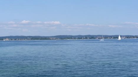 Blick-Auf-Den-Bodensee,-Ein-Segelboot,-Leichte-Wolken-Am-Himmel