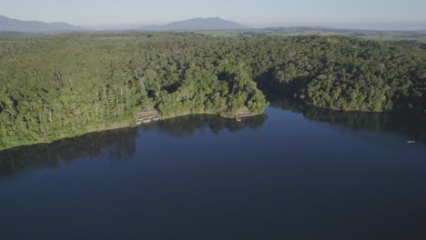 Tranquil-Scenery-At-Lake-Eacham-In-Atherton-Tableland-Of-Queensland,-Australia---aerial-drone-shot