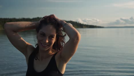 Lächelndes-Gesicht-Der-Kaukasischen-Frau,-Ehrliche-Wirkliche-Gefühle,-Nasses-Haar,-Strandhintergrund