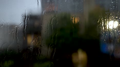Düsterer-Blick-Auf-Regen,-Der-Am-Späten-Nachmittag-Auf-Das-Fenster-Fällt