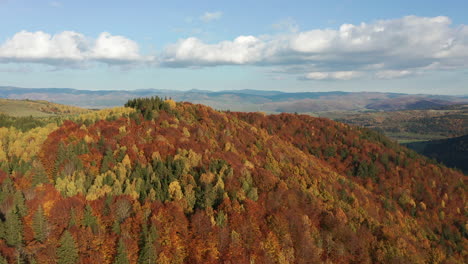 Überführung-über-Dem-Bewaldeten-Berggipfel-Im-Herbst,-Der-Die-Stadt-In-Einem-Fernen-Tal-Enthüllt