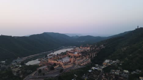 Luftaufnahme-Von-Amer-Oder-Amber-Fort-In-Jaipur,-Drohne-Zeigt-Die-Wichtigste-Touristenattraktion-Der-Stadt-Während-Der-Blauen-Stunden