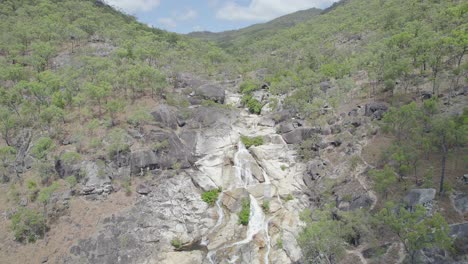 Emerald-Creek-Falls-Mit-Wasser,-Das-Granitfelsen-In-Mareeba,-Australien,-Herabstürzt---Rückzug-Aus-Der-Luft
