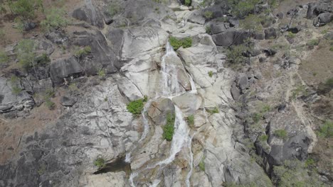 Szenische-Emerald-Creek-Falls-Im-Sommer-In-Mareeba,-Australien---Drohnenaufnahme-Aus-Der-Luft
