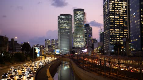 Static-shot-of-traffic-jam-at-Ayalon-freeway-in-Tel-Aviv-at-night-with-view-of-skyscraper-on-the-right-side,-Israel