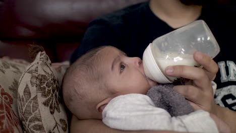 Vater-Hält-Milchflasche,-Die-Seinen-2-Monate-Alten-Jungen-Füttert