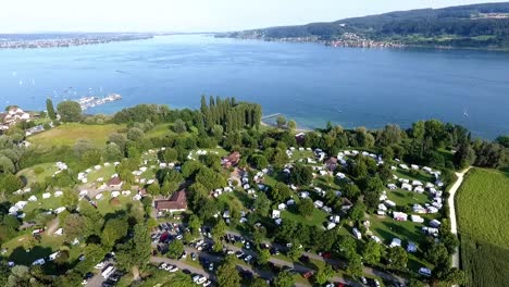 Blick-über-Einen-Campingplatz-Am-Bodensee-An-Einem-Sonnigen-Tag