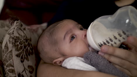 Vater-Hält-Milchflasche,-Die-Seinen-2-Monate-Alten-Sohn-Füttert
