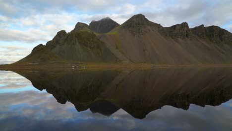 Panorama-De-La-Montaña-Vestrahorn-Reflejo-Perfecto-En-El-Agua-En-La-Península-De-Stokksnes-En-Islandia