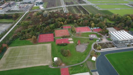 Luftaufnahme-Leerer-Roter-Plätze-Der-Sportanlage-In-Augsburg