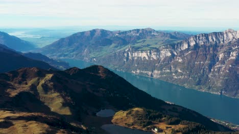 Dolly-Luftaufnahme-Des-Atemberaubenden-Walensees,-Schweiz