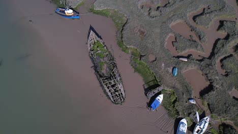 Boat-Shipwreck-Stuck-in-Marsh-Mud-on-Shore-of-Blackwater-River,-Essex,-UK