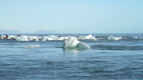 Jökulsarlon-Gletscher,-Der-Mit-Eisbergen-Fließt,-Die-In-Island-Schwimmen