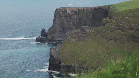Slow-pan-cliffs-of-moher-with-grass-in-the-foreground