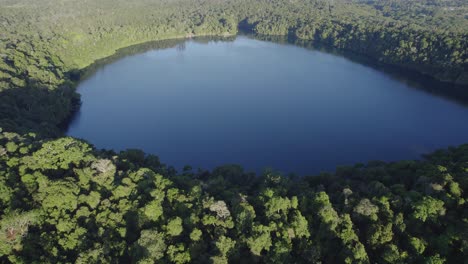 Scenic-View-Of-Lake-Eacham-At-Daytime-In-Atherton-Tableland-Of-Queensland,-Australia---aerial-shot