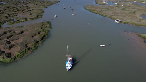 Barcos-Navegando-En-El-Río-Blackwater-Cerca-De-Los-Pantanos-De-Tollesbury,-Essex,-Reino-Unido---Antena