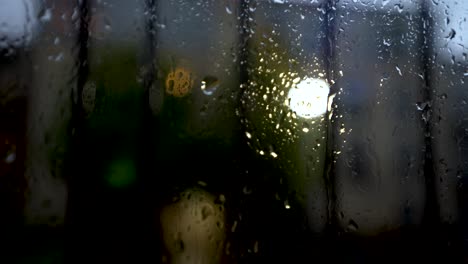 Nahaufnahme-Launischer-Blick-Auf-Regentröpfchen-Am-Fenster,-Das-Am-Späten-Nachmittag-Mit-Schwarzen-Balken-Bedeckt-Ist