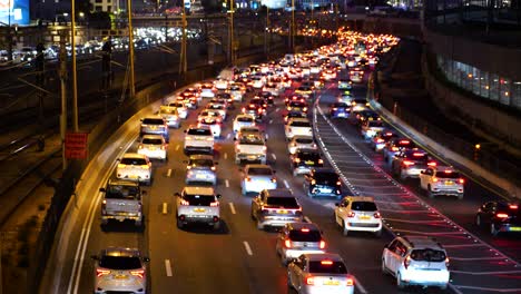 Toma-Estática-De-Atasco-De-Tráfico-En-La-Autopista-Ayalon-En-Tel-Aviv-Por-La-Noche,-Israel